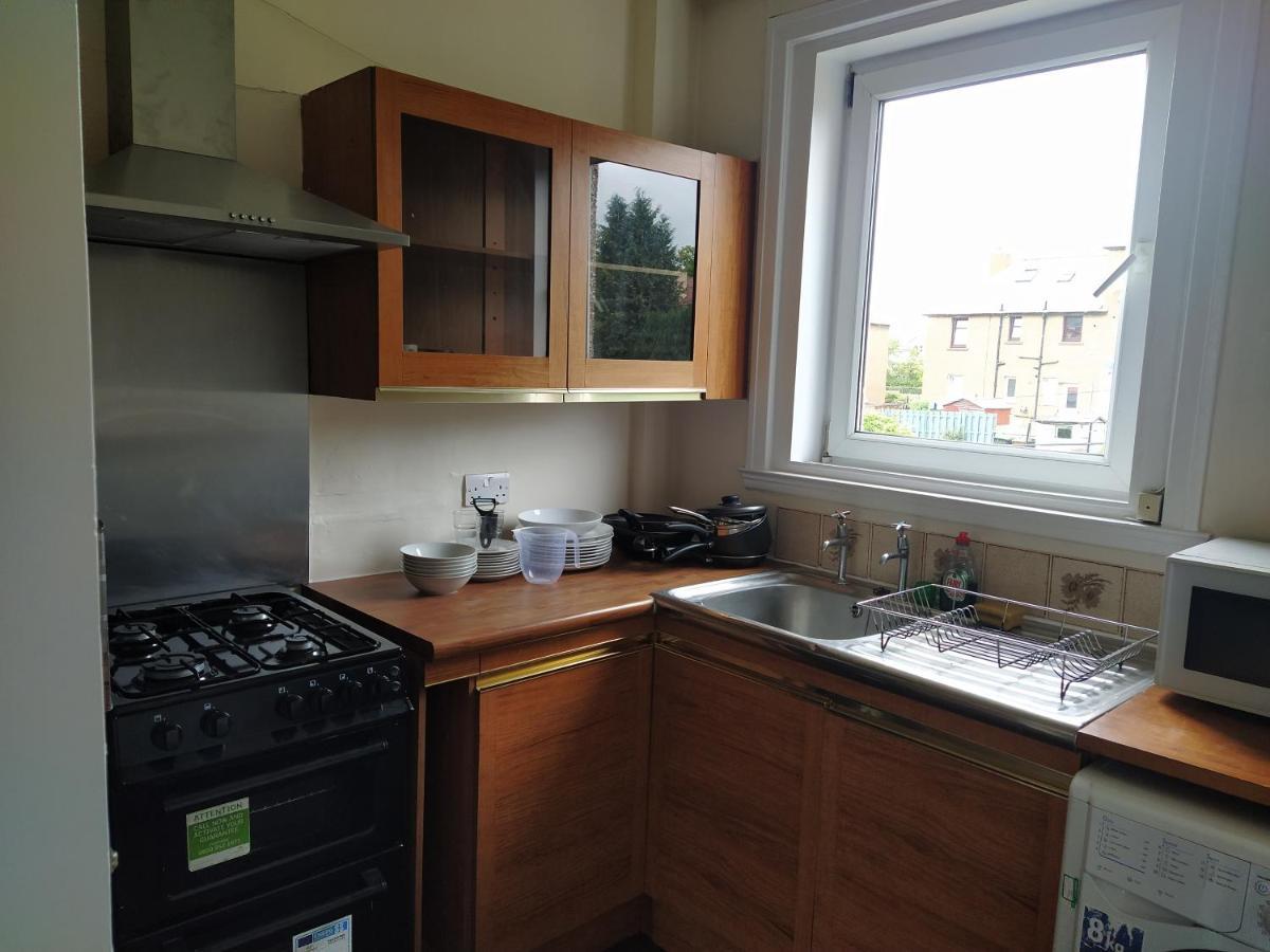Self Catering 2 Bedroom Flat, Frequent Buses, 1-Minute Walk To Bus Stop, 20 Minutes To City Center Edinburgh Exterior foto