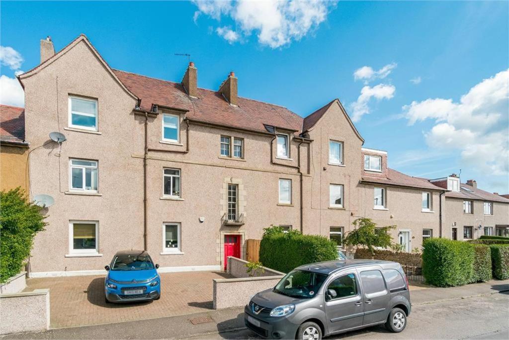 Self Catering 2 Bedroom Flat, Frequent Buses, 1-Minute Walk To Bus Stop, 20 Minutes To City Center Edinburgh Exterior foto