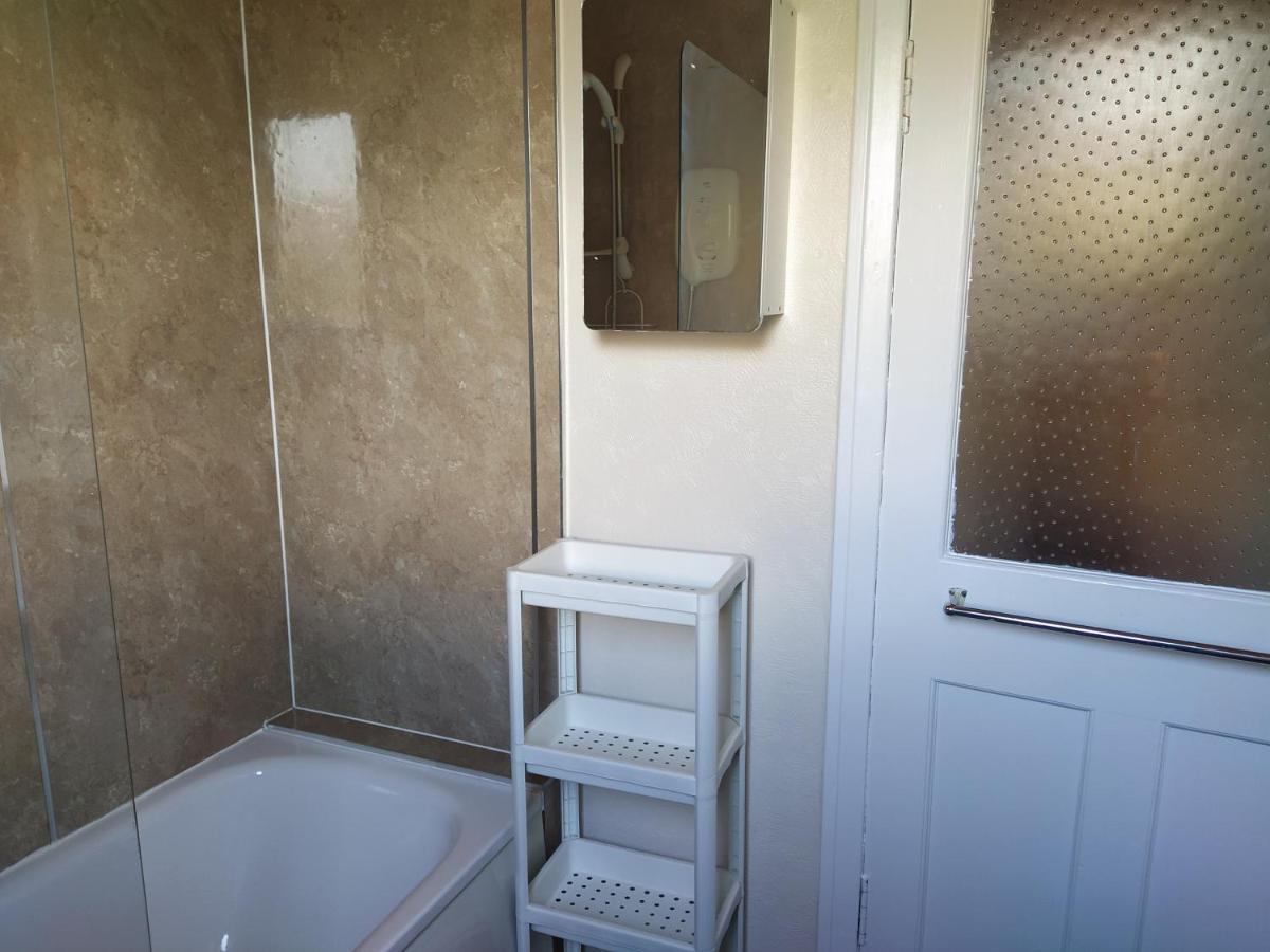 Self Catering 2 Bedroom Flat, Frequent Buses, 1-Minute Walk To Bus Stop, 20 Minutes To City Center Edinburgh Exterior foto