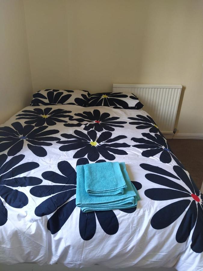 Self Catering 2 Bedroom Flat, Frequent Buses, 1-Minute Walk To Bus Stop, 20 Minutes To City Center Edinburgh Exterior foto