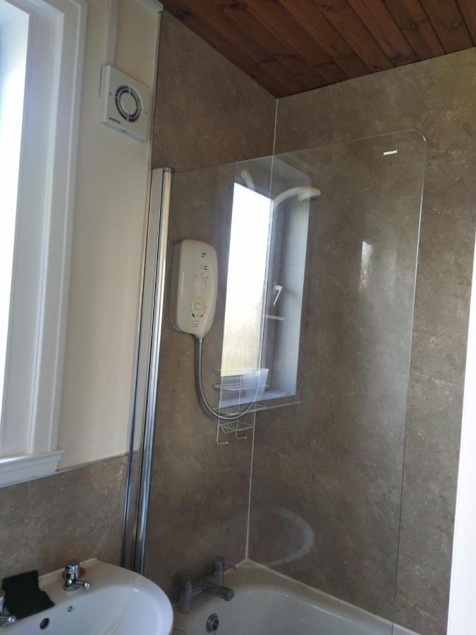 Self Catering 2 Bedroom Flat, Frequent Buses, 1-Minute Walk To Bus Stop, 20 Minutes To City Center Edinburgh Exterior foto